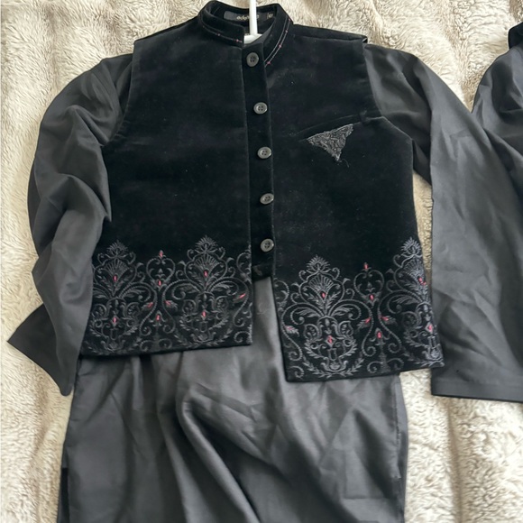Boys kurta and shalwar with vest size 6-7 and size 8-9 - Picture 3 of 7
